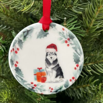 Ceramic hanging decoration with an image of a Malamute printed on it